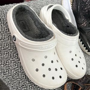 Women’s white crocs w fuzzy lining